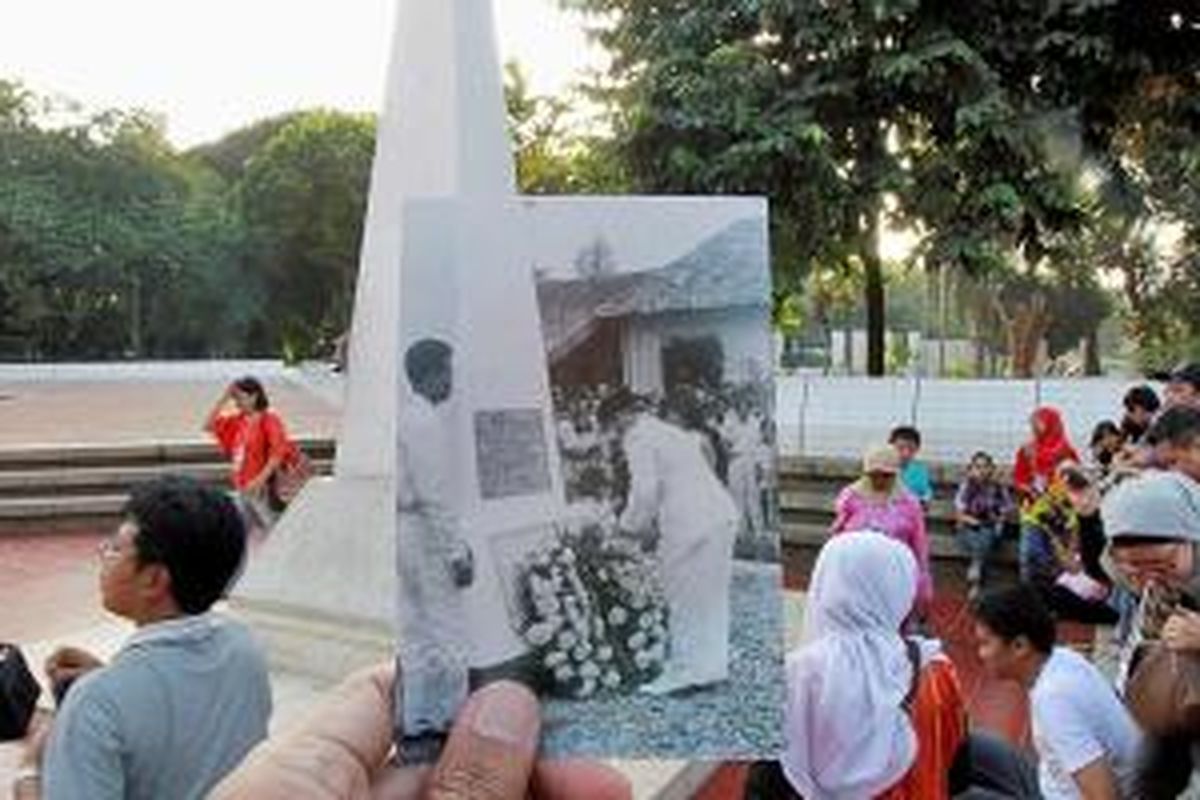 Dulu: Upacara peringatan Hari Kemerdekaan IX tanggal 17 Agustus 1954 di Pegangsaan Timur 65, Jakarta., Kini: Komunitas pencinta museum Indonesia yang tergabung dalam Sahabat Museum berkeliling Plesiran Tempo Dulu di Tugu Proklamasi, Jakarta, beberapa waktu lalu.
