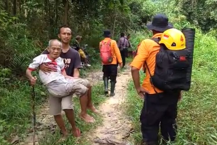 Tim gabungan SAR Kendari berhasil menemukan kakek Sadi umur 100 di dalam hutan Kecamatan Konda, Kabupaten Konawe Selatan setelah dilaporkan hilang sejak dua hari lalu. (Foto Dok Humas Basarnas Kendari)