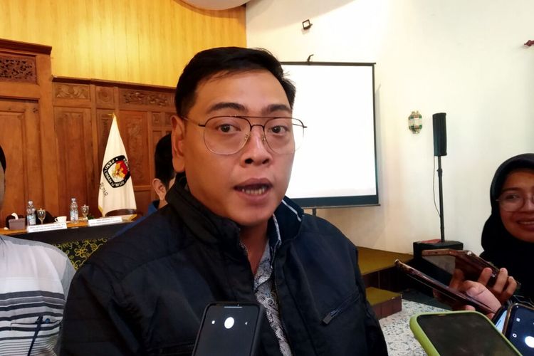 Ketua KPU Kota Blitar Rangga Bisma Aditya menjawab pertanyaan awak media, Selasa (3/12/2024)