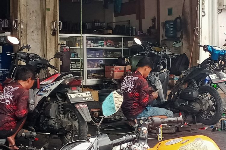 Bengkel Sepeda Motor Sam Dadi Jaya Motor di Kota Malang, Jawa Timur. 