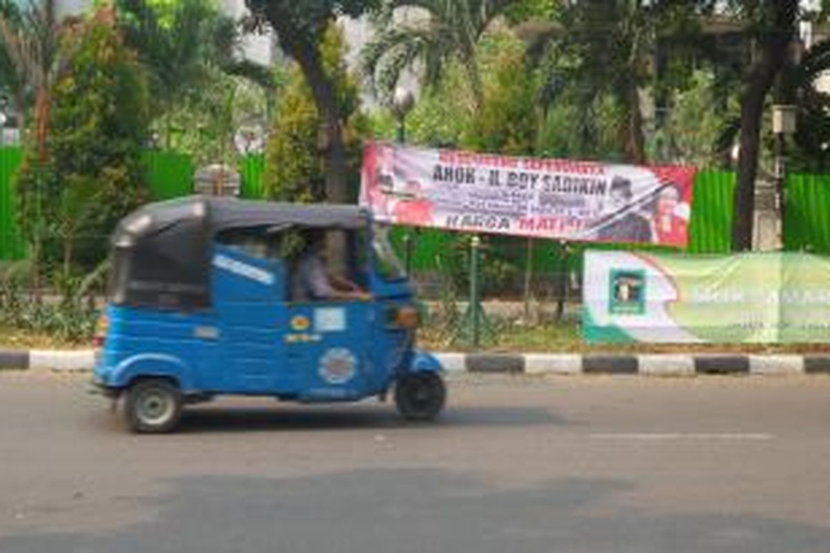 Spanduk dukungan untuk Boy Sadikin agar bersedia maju dalam pencalonan Wakil Gubernur DKI, di depan Gedung DPRD DKI, Minggu (2/11/2014)