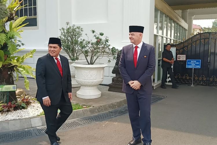 Presiden FIFA Gianni Infantino bersama Ketua Umum PSSI Erick Thohir di Kompleks Istana Kepresidenan, Jakarta, Jumat (10/11/2023).