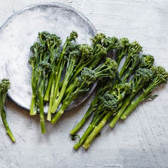 Ilustrasi sayuran brokoli mini atau broccolini.