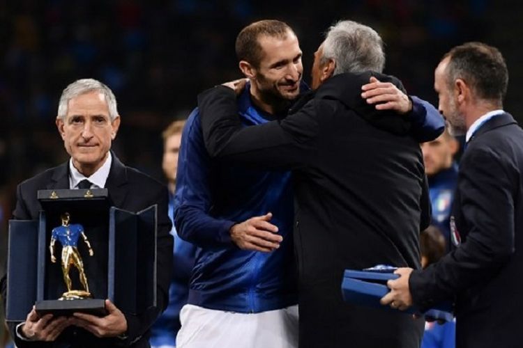 Giorgio Chiellini merayakan laga internasional ke-100 pada pertandingan Italia vs Portugal dalam lanjutan UEFA Nations LEague, 17 November 2018. 