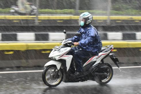 Naik Motor Saat Hujan Lebat, Sebaiknya Kurangi Pakai Rem Depan
