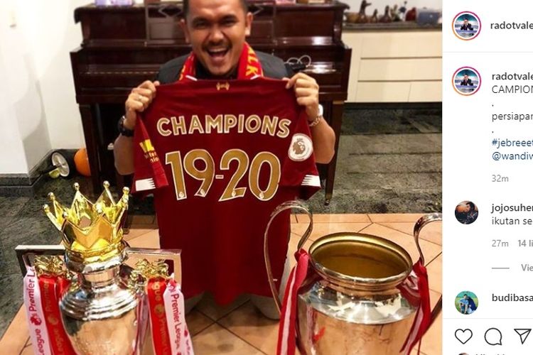 Komentator sepak bola Valentino Simanjuntak atau akrab disapa Bung Jebreeet merayakan keberhasilan Liverpool sebagai juara Liga Inggris 2019-2020.