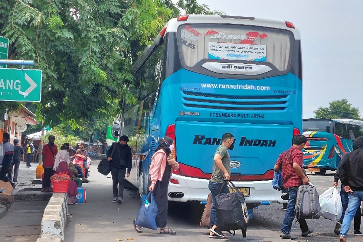 Penumpang bersiap berangkat dari Terminal Kalideres menuju kota tujuan pada hari pertama penerapan persyaratan perjalanan tanpa tes Covid-19, Rabu (9/3/2022).