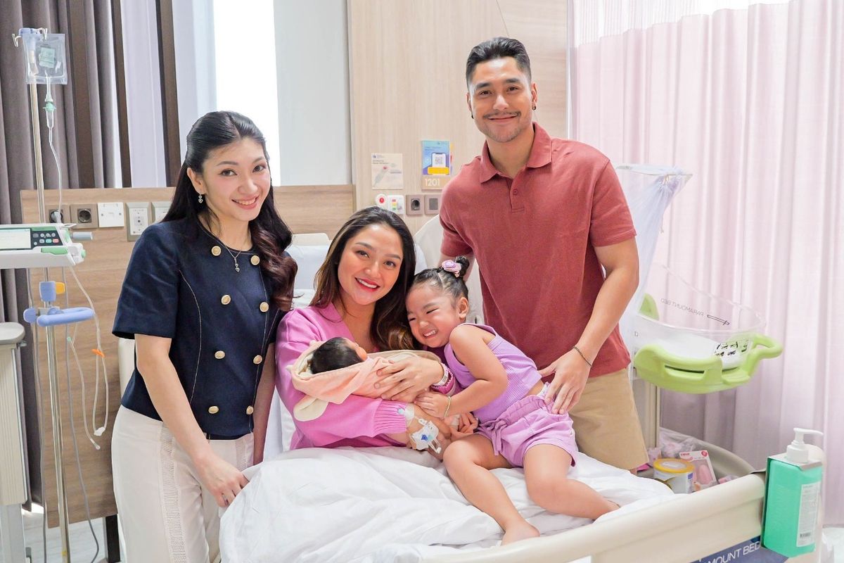 Siti Badriah dan Krisjiana Baharudin setelah menjalani proses persalinan anak keduanya.