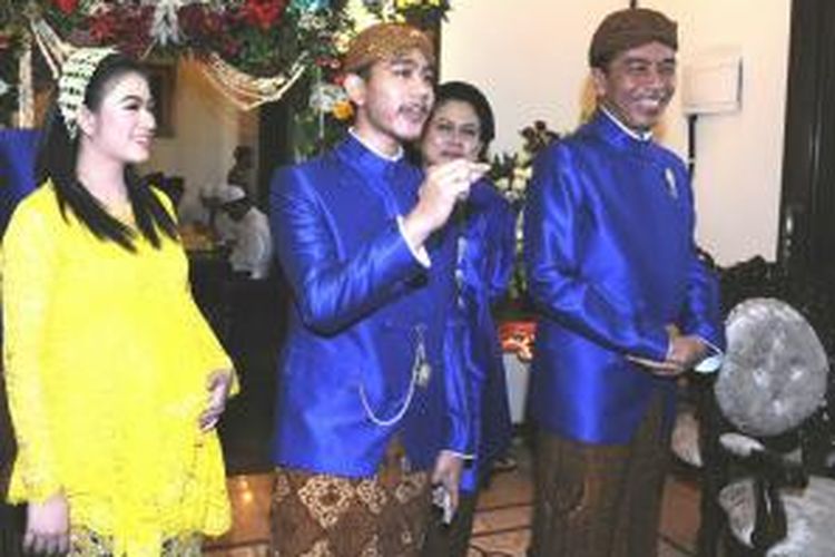 Presiden Jokowi bersama anak sulungnya, Gibran Rakabuming dan menantunya, Selvi Ananda saat acara tujuh bulanan calon cucu di Solo, Jawa Tengah, Sabtu (26/12/2015).