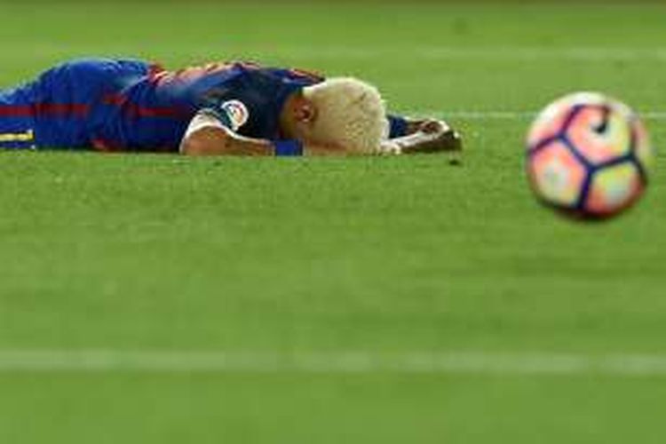 Neymar terjatuh di lapangan saat Barcelona kalah dari Alaves pada lanjutan La Liga di Stadion Camp Nou, Sabtu (10/9/2016).