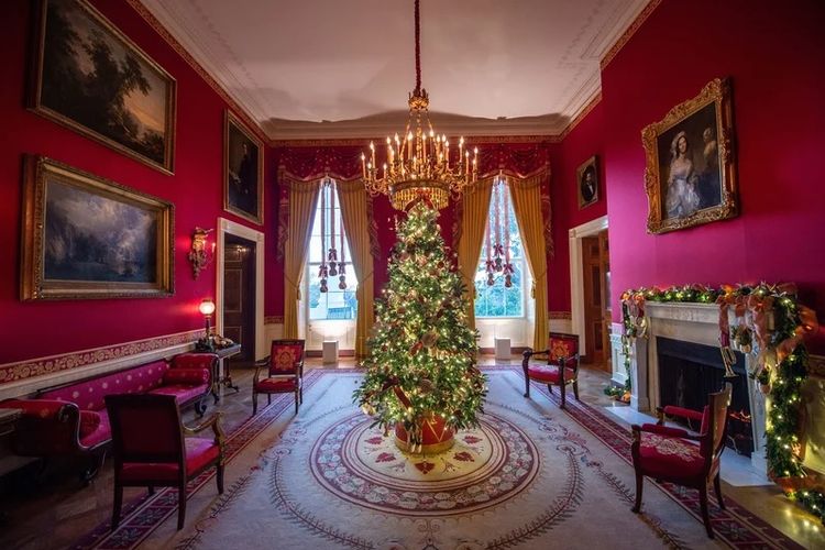 Pohon Natal yang ditempatkan di Ruang Merah, Gedung Putih