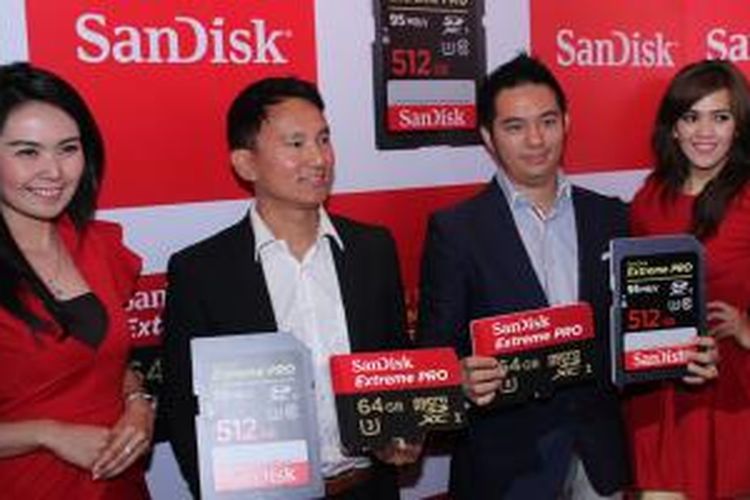 Model mengapit Manager Product Marketing Management SanDisk Corporation Asia Pacific, Hui Low (kiri) dan Country Manager SanDisk Corporation Indonesia, Idris Effendi (kanan).
