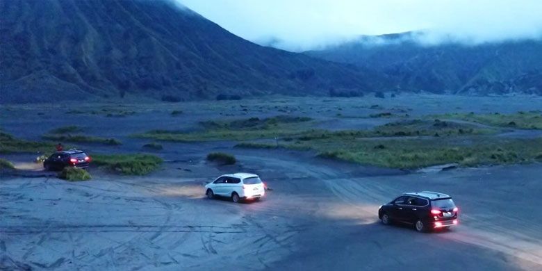 (Rombongan Wuling Cortez melintasi Pasir Berbisik di Kawasan Bromo. Foto: Dok.Wuling Motors)