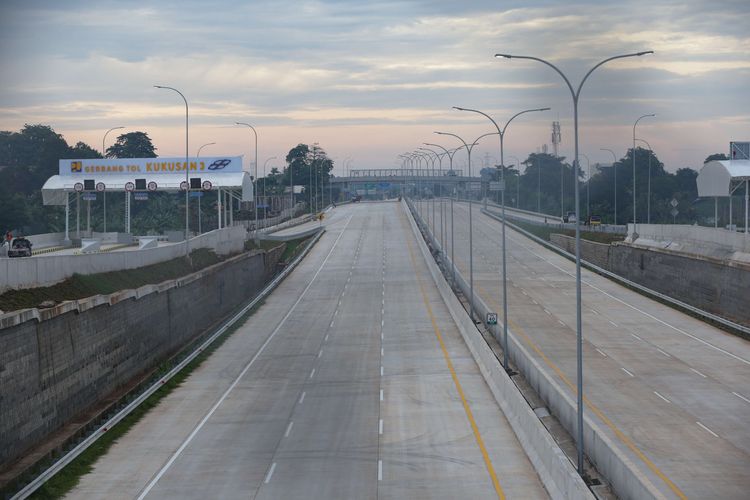 Proyek pembangunan Jalan Tol Cinere-Jagorawi (Cijago) Seksi 3A Kukusan-Krukut, Sabtu (10/12/2022). Ruas tol ini akan digunakan secara fungsional jelang libur Natal 2022 dan Tahun Baru 2023 (Nataru) mendatang.