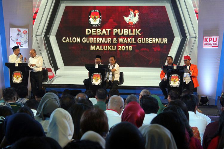 Pasangan cagub Maluku Said Assagaff-Anderias Rentanubun (kiri), pasangan Murad Ismail-Barnabas Orno (tengah) dan pasangan Herman Koedoeboen-Abdullah Vanath (kanan) mengikuti debat Pemilihan Kepala Daerah (Pilkada) Maluku di Baileo Siwalima, Ambon, Maluku, Rabu (20/6/2018). Debat tahap kedua tersebut mengambil tema Pembangunan Sumber Daya Manusia dan Pengelolaan Sumber Daya Alam Provinsi Maluku.