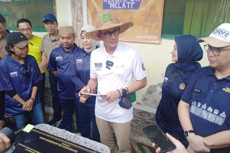 Menteri Pariwisata dan Ekonomi Kreatif (Menparekraf) saat mengunjungi wisata Hutan Mangrove Lantebung, di Kecamatan Tamalanrea, Kota Makassar, Rabu (12/7/2023).