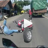 Viral Video Pemotor Cium Aspal, Ingat Konsentrasi saat Berkendara