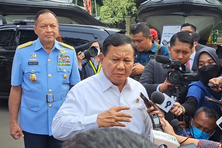 Menteri Pertahanan Prabowo Subianto mengungkap hal-hal yang menjadi fokus pembahasan dalam Rapat Pimpinan Kementerian Pertahanan 2023. Itu disampaikan Prabowo kepada awak media di Kantor Kemenhan, Jakarta, Rabu (18/1/2023).