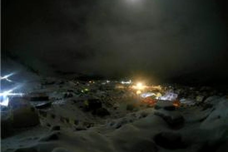 Situasi di base camp pendakian Gunung Everest setelah terkena longsoran akibat getaran gempa 7,9 Skala Richter (SR) yang berpusat di Nepal, Sabtu (25/4/2015).