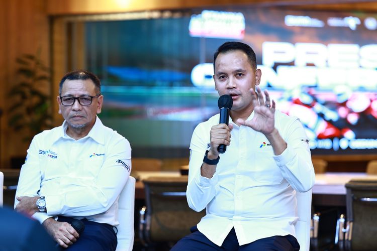 VP Corporate Communication Pertamina Fadjar Djoko Santoso menjelaskan Pertamina mendukung event Pertamina Mandalika Racing Series 2024 di Lombok, untuk mendorong atlet nasional go global.
