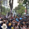 Pukul 16.20 Demo Kenaikan BBM di Patung Kuda Memanas, Mahasiswa Paksa Maju ke Istana