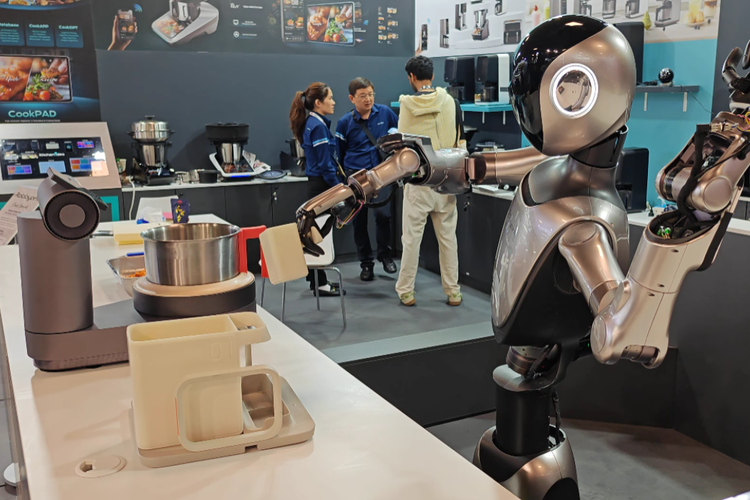 Demonstrasi kemampuan robot humanoid R1 yang sedang memindahkan dan mengangkat gelas.