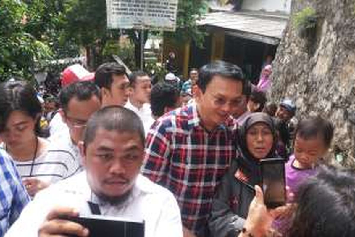 Calon gubernur DKI Jakarta nomor dua, Basuki Tjahaja Purnama alias Ahok kunjungan kampanye di Pejaten Timur, Pasar Minggu, Jakarta Selatan, Kamis (3/11/2016). 