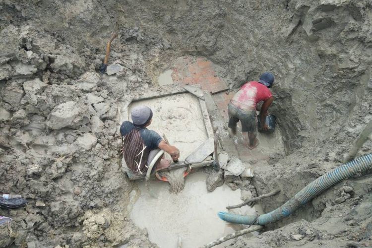 Warga Dusun Medang, Desa Banjarejo, Kecamatan Gabus, Kabupaten Grobogan mencari emas di areal persawahannya, Minggu (30/4/2017)