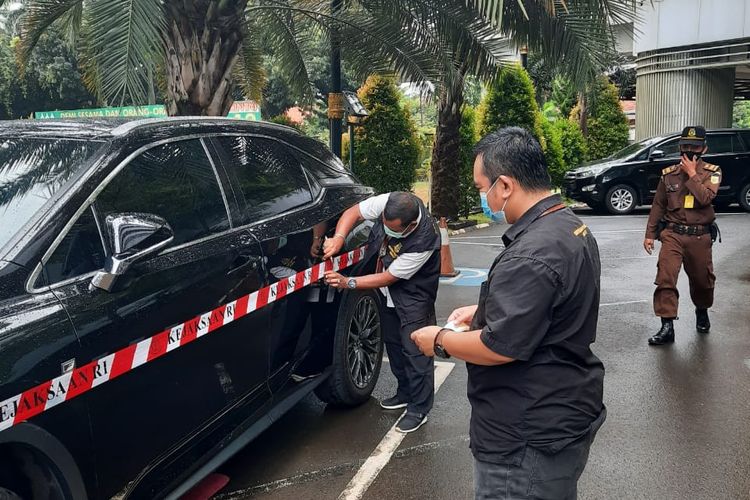 Mobil Lexus nopol B-16-SLR milik tersangka korupsi PT Asabri, Heru Hidayat, disita Kejaksaan Agung.