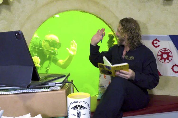 Seorang profesor dari sebuah universitas di Florida memecahkan rekor dunia untuk waktu terlama tinggal di bawah laut, yakni lebih dari 74 hari.