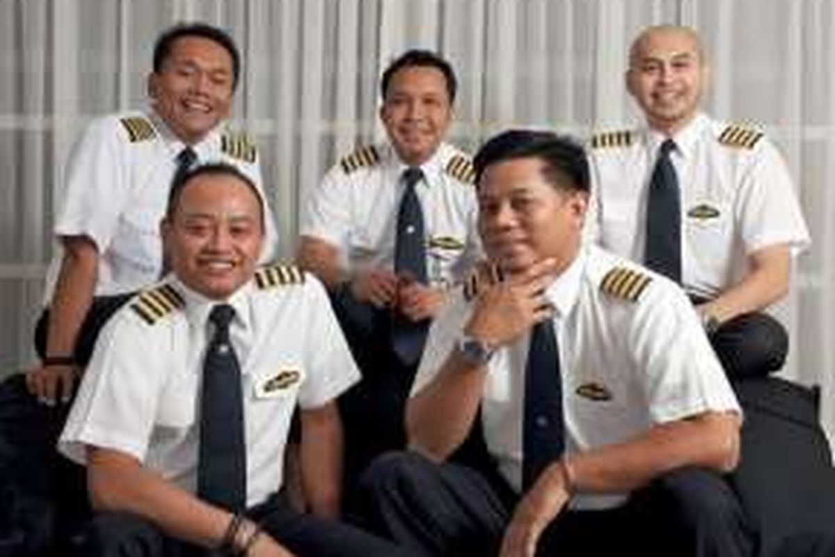 Miftakhul Ahsan (kiri atas) bersama koleganya sesama WNI yang menjadi captain pilot di Qatar Airways