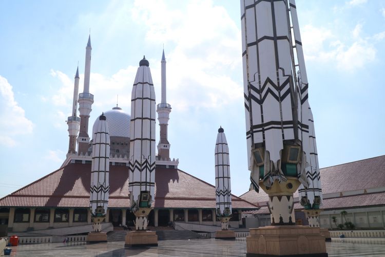 Payung besar yang menjadi ikon Masjid Nabawi, ada juga di Masjid Agung Jawa Tengah.