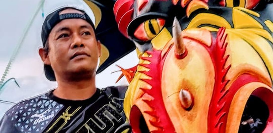 Wisata alternatif di Bantul - Pembuat layangan naga raksasa yang bisa dinaiki oleh wisatawan yakni pengrajin layangan Kedon Team bernama Wardaya di Kabupaten Bantul, Yogyakarta.