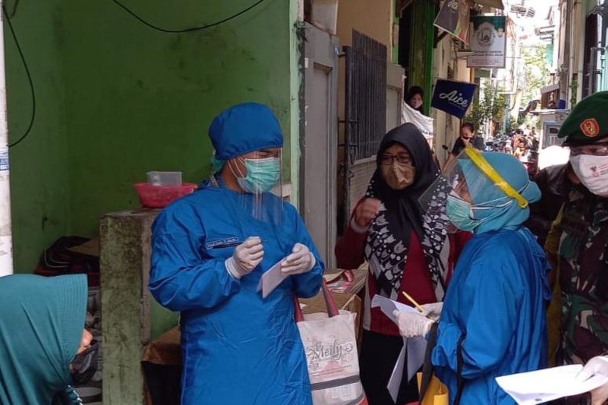 Kelurahan Sunter Agung membagikan paket obat-obatan ke rumah-rumah pasien Covid-19 yang menjalani isolasi mandiri.