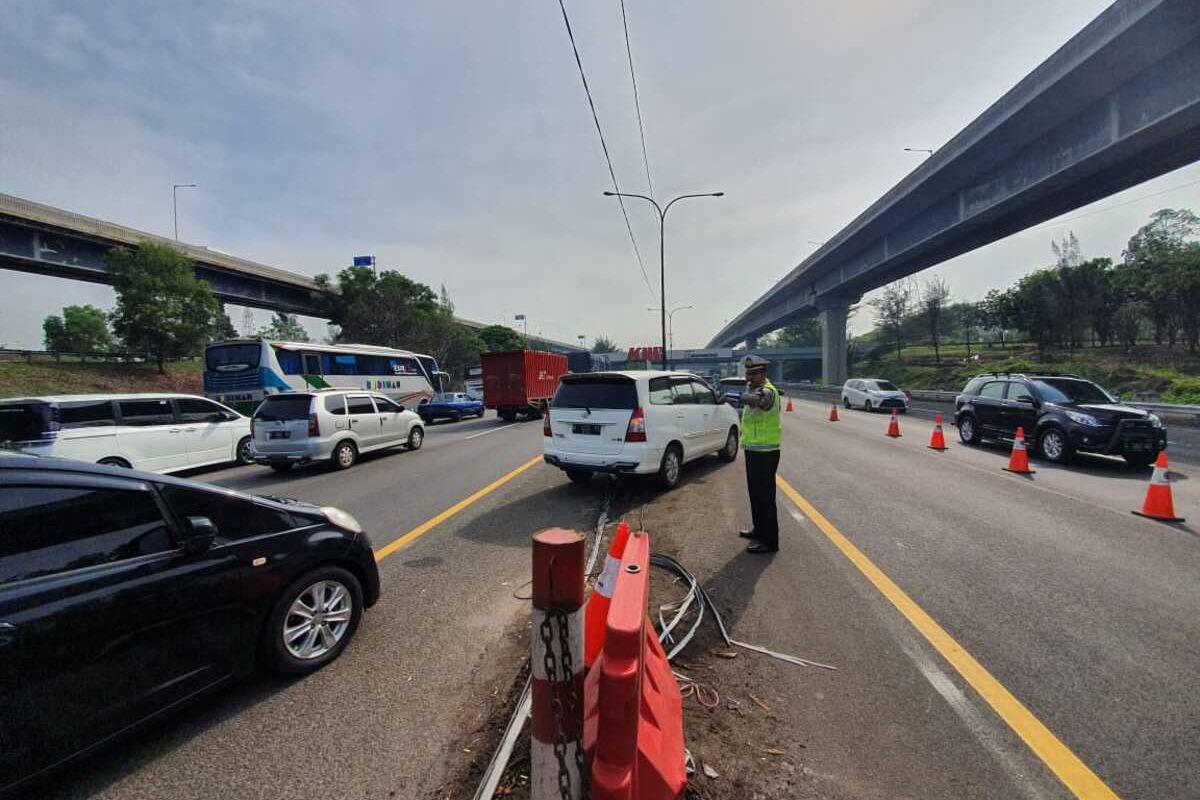 Contraflow diberlakukan dari KM 47 hingga KM 61 ruas Tol Jakarta-Cikampek arah Cikampek untuk urai kepadatan di sejumlah titik, Minggu (22/12/2019).