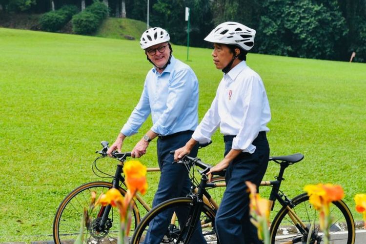Presiden Joko Widodo dan Perdana Menteri Australia Anthony Albanese usai bersepeda di Kebun Raya Bogor, Senin (6/6/2022).
