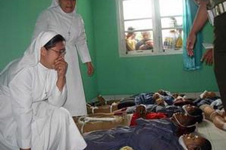 Suasana duka menyelimuti kamar jenazah RS Charitas Palembang, ketika rekan-rekan korban, para suster Orde Fransikan Charitas, berdoa di depan jenazah. 