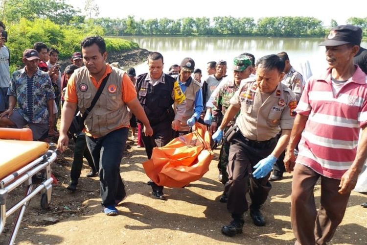 Dokumen BPBD Kota Tegal : Petugas BPBD dibantu petugas keamanan mengevakuasi jenazah tanpa identitas yang ditemukan mengambang di Waduk Polder Bayeman Kota Tegal, Jawa Tengah, Senin (20/1/2020)