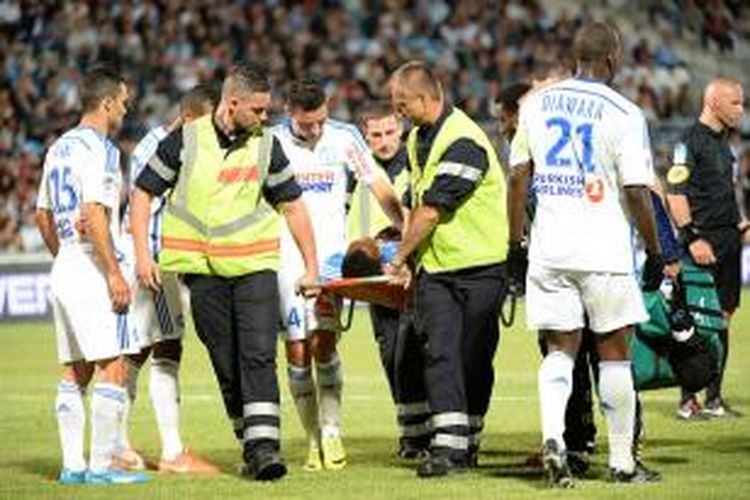 Kiper Olympique Marseille, Steve Mandanda, mengalami cedera leher saat melawan Guingamp, Sabtu (17/5/2014).