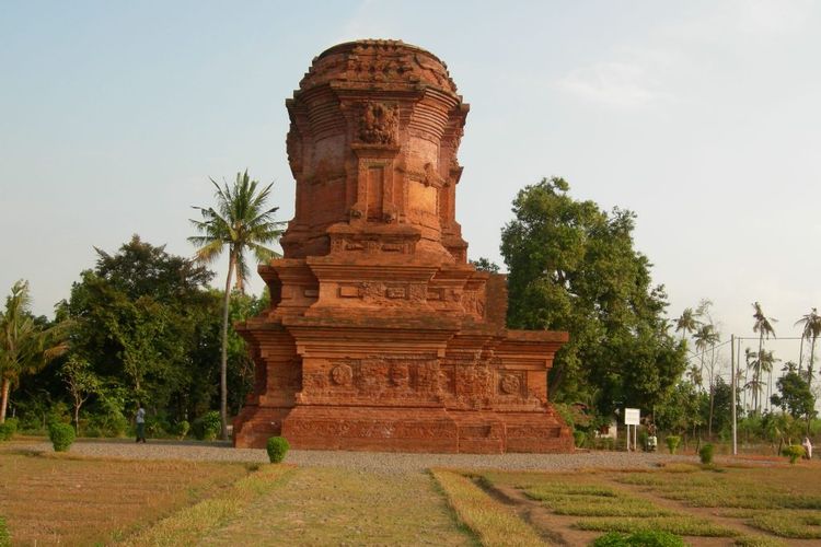 Candi Jabung peninggalan majapahit yang berdiri di Desa Jabung, Kecamatan Paiton, Kabupaten Probolinggo. 