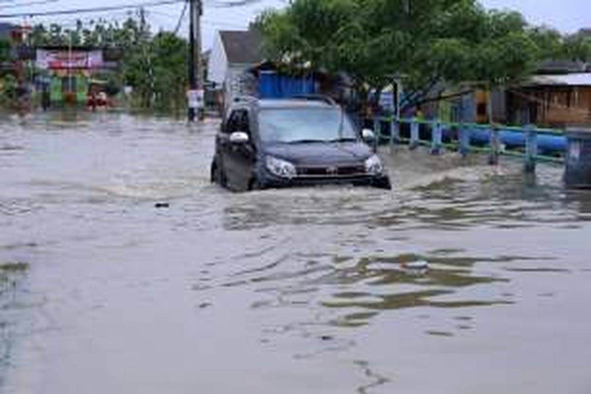 Suasana banjir di Perumahan Total Persada Kota Tangerang, Senin (14/11/2016). Banjir di Kota Tangerang disebabkan oleh luapan dari beberapa kali dan tersumbatnya drainase di sejumlah titik.