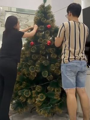 Amanda Manopo dan Kenny Austin tampil kompak bernuansa merah putih saat merayakan Natal di rumah. Hangat dan Serasi.