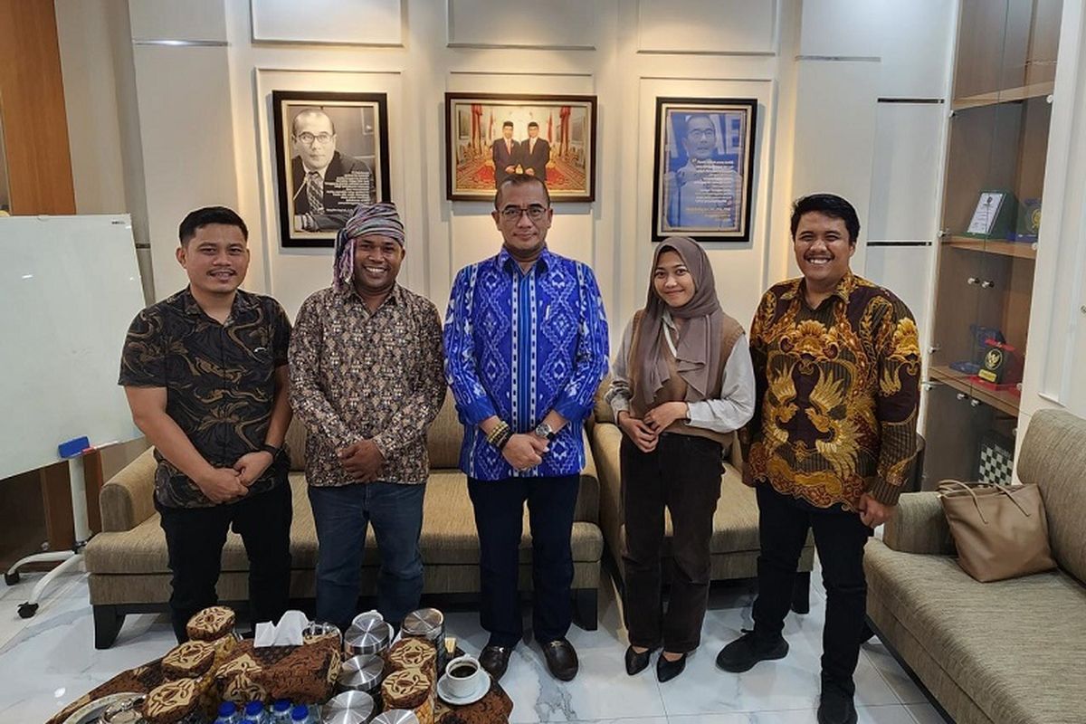 Komisi Pemilihan Umum (KPU) siap menghadiri KMAN VI untuk menjalin kerja sama dengan AMAN guna membantu masyarakat adat untuk bisa mendapatkan hak politiknya dalam Pemilu 2024 mendatang. 