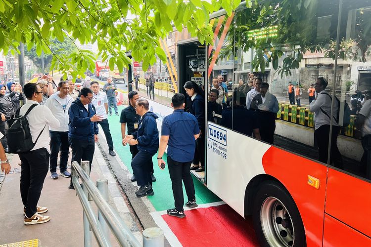 Gubernur Jakarta Pramono Anung memilih naik Transjabodetabek untuk menghadiri agenda re-launching JAKI di Terowongan Kendal, Sudirman, Jakarta Pusat, Rabu (28/5/2025).