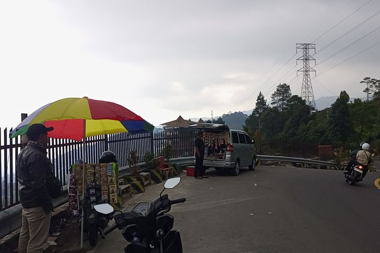 Pagar pembatas besi dibangun di bekas lapak pedagang kaki lima yang dibongkar beberapa bulan lalu di jalur Puncak, Bogor, Jawa Barat, Sabtu (2/11/2024). Pemagaran itu dilakukan sebagai upaya mencegah para pedagang berjualan kembali.