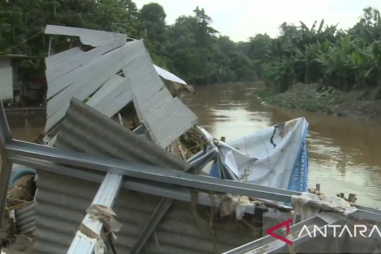 Tembok pemancingan roboh diterjang banjir luapan Kali Ciliwung, Kramat Jati, Jakarta, Senin (10/10/2022). 
