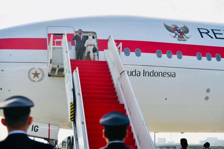 Jokowi carter pesawat Garuda Indonesia untuk kunjungan kerja KTT di Amerika Serikat, Selasa (10/5/2022).