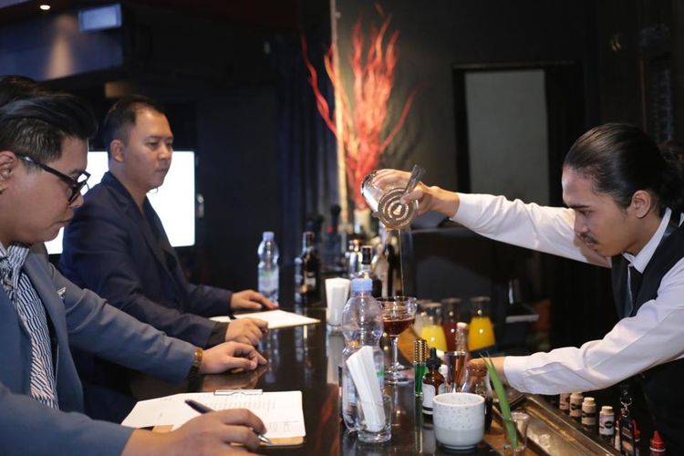 Peserta Indonesia Cocktail Championship 2022 unjuk kemampuan membuat cocktail di hadapan juri. 
