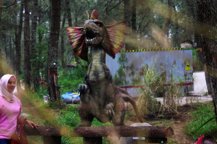 Pengelola taman wisata Mojosemi Forest Park menghadirkan wahana baru untuk menggaet pengunjung di musim libur lebaran 2019. Wahana Dinosaurus Park menghadirkan 20 jenis dinosaurus dengan ukuran yang sebenarnya. Dinosaurus yang mirip dengan aslinya tersebut juga dilengkapi dengan suara dan gerakan yang mampu menghidupkan robot raksasa tersebut. 