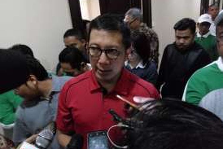 Menteri Agama Lukman Hakim Syaifuddin menanggapi pertanyaan awak media di Kemenag, Jakarta Pusat, Jumat (30/9/2016).